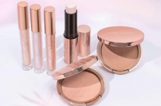 Free Nude by Nature Mini Makeovers